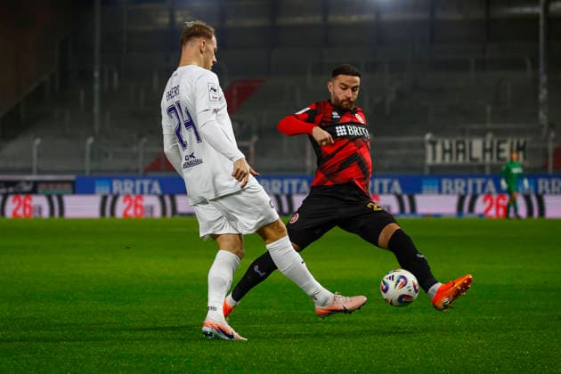 28.11.2025, xavx, Fussball 3.Liga, SV Wehen Wiesbaden - Erzgebirge Aue v.l. Jannic Ehlers (FC Erzgebirge Aue), Fatih Kaya (SV Wehen Wiesbaden) (DFL DFB REGULATIONS PROHIBIT ANY USE OF PHOTOGRAPHS as IMAGE SEQUENCES and or QUASI-VIDEO) Wiesbaden