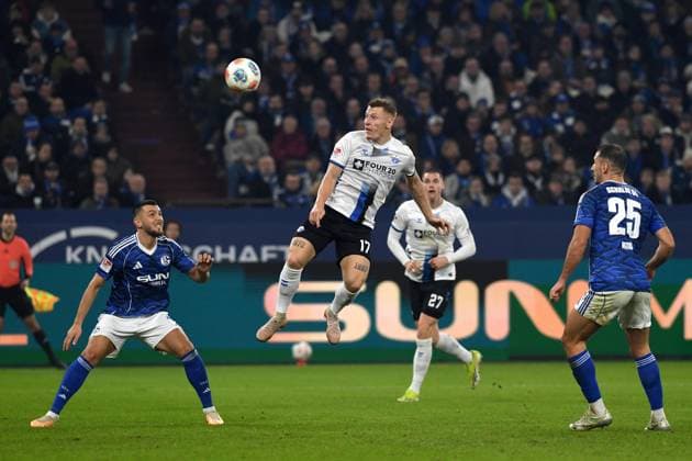 Laurin Curda (SC Paderborn 07) Tor zum 0:1 waehrend des Spiels der 2. Bundesliga zwischen FC Schalke 04 und SC Paderborn 07, Veltins-Arena am 28. November 2025 in Gelsenkirchen, Deutschland. (Foto von Ralf Treese DeFodi Images) +++ Laurin Curda (SC Paderborn 07) scores his team™s first goal during the 2. Bundesliga match between FC Schalke 04 and SC Paderborn 07 at Veltins-Arena on November 28, 2025 in Gelsenkirchen, Germany. (Photo by Ralf Treese DeFodi Images) (Photo by Ralf Treese DeFodi Images)
