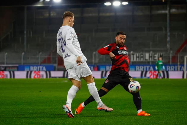 28.11.2025, xavx, Fussball 3.Liga, SV Wehen Wiesbaden - Erzgebirge Aue v.l. Jannic Ehlers (FC Erzgebirge Aue), Fatih Kaya (SV Wehen Wiesbaden) (DFL DFB REGULATIONS PROHIBIT ANY USE OF PHOTOGRAPHS as IMAGE SEQUENCES and or QUASI-VIDEO) Wiesbaden