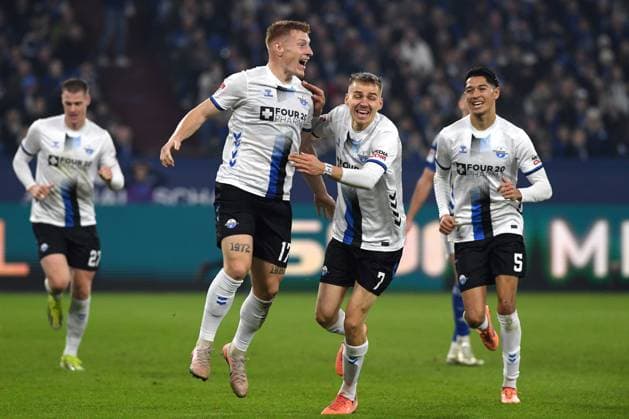 Laurin Curda (SC Paderborn 07) Torjubel, jubelt mit seiner Mannschaft nach dem Treffer zum 0:1 waehrend des Spiels der 2. Bundesliga zwischen FC Schalke 04 und SC Paderborn 07, Veltins-Arena am 28. November 2025 in Gelsenkirchen, Deutschland. (Foto von Ralf Treese DeFodi Images) +++ Laurin Curda (SC Paderborn 07) celebrates after scoring his team™s first goal with teammates during the 2. Bundesliga match between FC Schalke 04 and SC Paderborn 07 at Veltins-Arena on November 28, 2025 in Gelsenkirchen, Germany. (Photo by Ralf Treese DeFodi Images) (Photo by Ralf Treese DeFodi Images)