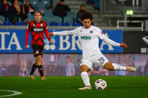 28.11.2025, xavx, Fussball 3.Liga, SV Wehen Wiesbaden - Erzgebirge Aue v.l. Jonah Fabisch (FC Erzgebirge Aue) (DFL DFB REGULATIONS PROHIBIT ANY USE OF PHOTOGRAPHS as IMAGE SEQUENCES and or QUASI-VIDEO) Wiesbaden