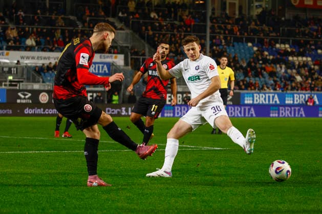 28.11.2025, xavx, Fussball 3.Liga, SV Wehen Wiesbaden - Erzgebirge Aue v.l. Jordy Gillekens (SV Wehen Wiesbaden), Moritz Seiffert (FC Erzgebirge Aue) (DFL DFB REGULATIONS PROHIBIT ANY USE OF PHOTOGRAPHS as IMAGE SEQUENCES and or QUASI-VIDEO) Wiesbaden