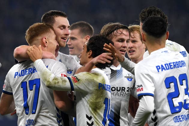 Laurin Curda (SC Paderborn 07) Torjubel, jubelt mit seiner Mannschaft nach dem Treffer zum 0:1 waehrend des Spiels der 2. Bundesliga zwischen FC Schalke 04 und SC Paderborn 07, Veltins-Arena am 28. November 2025 in Gelsenkirchen, Deutschland. (Foto von Ralf Treese DeFodi Images) +++ Laurin Curda (SC Paderborn 07) celebrates after scoring his team™s first goal with teammates during the 2. Bundesliga match between FC Schalke 04 and SC Paderborn 07 at Veltins-Arena on November 28, 2025 in Gelsenkirchen, Germany. (Photo by Ralf Treese DeFodi Images) (Photo by Ralf Treese DeFodi Images)