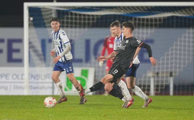 28.11.2025, Stadion Marschweg, Oldenburg, GER, Regionalliga-Nord, 21. Spieltag: VfB Oldenburg vs SV Meppen, Jonathan Wensing (SV Meppen 13) DFL REGULATIONS PROHIBIT ANY USE OF PHOTOGRAPHS AS IMAGE SEQUENCES AND OR QUASI-VIDEO. Oldenburg Niedersachsen Deutschland Stadion Marschweg