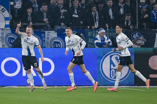28.11.2025, Fussball, 2. Bundesliga, Saison 2025 2026, 14. Spieltag, FC Schalke 04 - SC Paderborn, Laurin Curda (SC Paderborn 07) freut sich über das Tor zum 0:1 mit Filip Bilbija (SC Paderborn 07), xRHR-FOTO YYx Copyright: KROEGER RHR-FOTOx RHR-FOTO YY