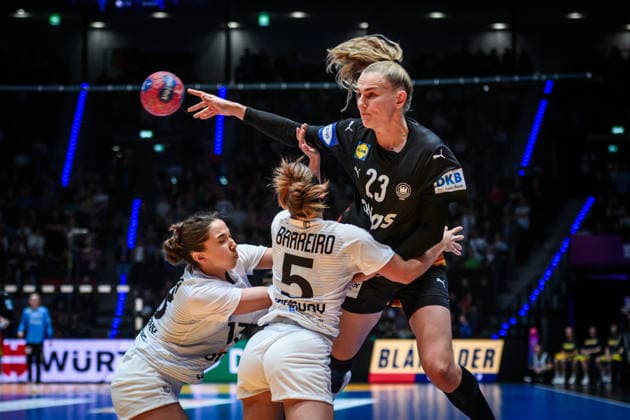 Annika Lott (Deutschland, 23) vs. Maite Pessina Portos (Uruguay, 13), li. und Camila Barreiro Guerra (Uruguay, 05), re. GER, Uruguay - Deutschland, Handball Weltmeisterschaft, Vorrunde, Gruppe C, 28.11.2025 GER, Uruguay - Deutschland, Handball Weltmeisterschaft, Vorrunde, Gruppe C, 28.11.2025 Stuttgart *** Annika Lott Germany, 23 vs Maite Pessina Portos Uruguay, 13 , left and Camila Barreiro Guerra Uruguay, 05 , right GER, Uruguay Germany, World Handball Championship, Preliminary Round, Group C, 28 11 2025 GER, Uruguay Germany, World Handball Championship, Preliminary Round, Group C, 28 11 2025 Stuttgart Copyright: xSandyxDinkelackerx EP_SDR