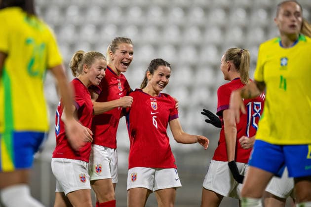 251128 Ada Hegerberg and Tuva Hansen celebrate after 0-1 during the International Friendly, Länderspiel, Nationalmannschaft football match between Norway and Brazil on November 28, 2025 in La Linea. Photo: Vegard Grott BILDBYRAN kod VG VG0840 bbeng fotboll football soccer fotball träningslandskamp privatlandskamp landskamp international friendly norge norway women dam brasilien brazil brasil jubel Copyright: VEGARDxGRoTT BB251128VG022