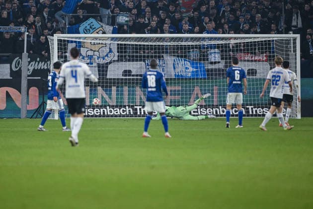 28.11.2025, Fussball, 2. Bundesliga, Saison 2025 2026, 14. Spieltag, FC Schalke 04 - SC Paderborn, Laurin Curda (SC Paderborn 07) erzielt das Tor zum 0:1, xRHR-FOTO YYx Copyright: KROEGER RHR-FOTOx RHR-FOTO YY