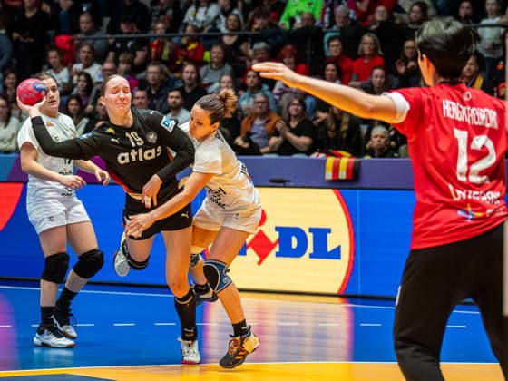 Nieke Kuehne (Deutschland, 19) im Zweikampf mit Camila Barreiro Guerra (Uruguay, 05), Uruguay vs. Deutschland, Handball, Weltmeisterschaft, Frauen, Spielzeit 2025 2026, 28.11.2025, Uruguay vs. Deutschland, Handball, Weltmeisterschaft, Frauen, Spielzeit 2025 2026, 28.11.2025 Stuttgart Copyright: xEibner-Pressefoto MichaelxSchmidx EP_MST