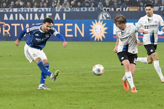 Kenan Karaman (Schalke 19) erzielt das Tor zum 1:1 28.11.2025 Fussball FC Schalke 04 vs SC Paderborn 07, Veltins-Arena, Gelsenkirchen, DFB DFL REGULATIONS PROHIBIT ANY USE OF PHOTOGRAPHS AS IMAGE SEQUENCES AND OR QUASI-VIDEO