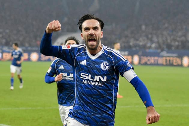 Kenan Karaman (Schalke 19) jubelt nach dem Tor zum 1:1 28.11.2025 Fussball FC Schalke 04 vs SC Paderborn 07, Veltins-Arena, Gelsenkirchen, DFB DFL REGULATIONS PROHIBIT ANY USE OF PHOTOGRAPHS AS IMAGE SEQUENCES AND OR QUASI-VIDEO *** Kenan Karaman Schalke 19 cheers after scoring 1 1 28 11 2025 Football FC Schalke 04 vs SC Paderborn 07, Veltins Arena, Gelsenkirchen, DFB DFL REGULATIONS PROHIBIT ANY USE OF PHOTOGRAPHS AS IMAGE SEQUENCES AND OR QUASI VIDEO Copyright: xpepphotox xSaschaxWeizx pep00321, pep_20251128_hm_29607