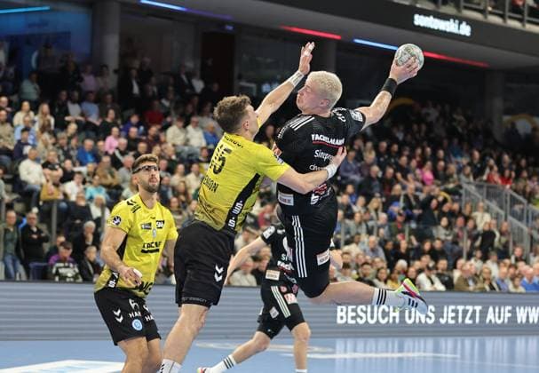 28.11.2025 - Handball - 1. Bundesliga DAIKIN HBL - Saison 2025 2026 - 14. Spieltag: HC Erlangen Metropolregion Nürnberg HCE - TVB Stuttgart - DaMa - xdaxmax - Simone Mengon (15, TVB 1898 Stuttgart ) Marek Nissen (6, HC Erlangen HCE )