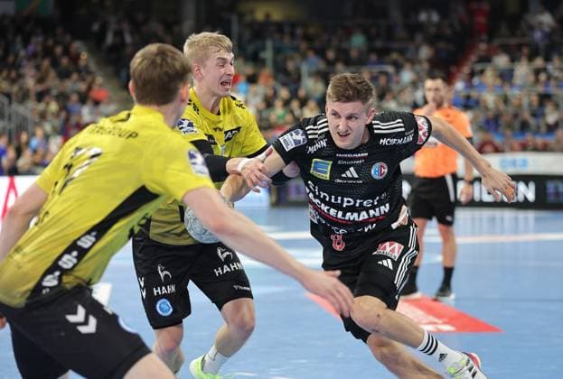 28.11.2025 - Handball - 1. Bundesliga DAIKIN HBL - Saison 2025 2026 - 14. Spieltag: HC Erlangen Metropolregion Nürnberg HCE - TVB Stuttgart - DaMa - xdaxmax - Sander Andreassen Overjordet ( 8, HC Erlangen HCE ) im Angriff