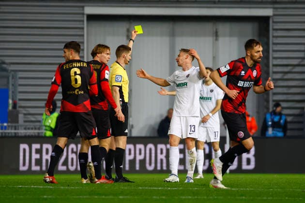 28.11.2025, xavx, Fussball 3.Liga, SV Wehen Wiesbaden - Erzgebirge Aue v.l. Referee Schiedsrichter Kevin Behrens zeigt die Gelbe Karte fuer, shows yellow card to Erik Majetschak (FC Erzgebirge Aue) (DFL DFB REGULATIONS PROHIBIT ANY USE OF PHOTOGRAPHS as IMAGE SEQUENCES and or QUASI-VIDEO) Wiesbaden