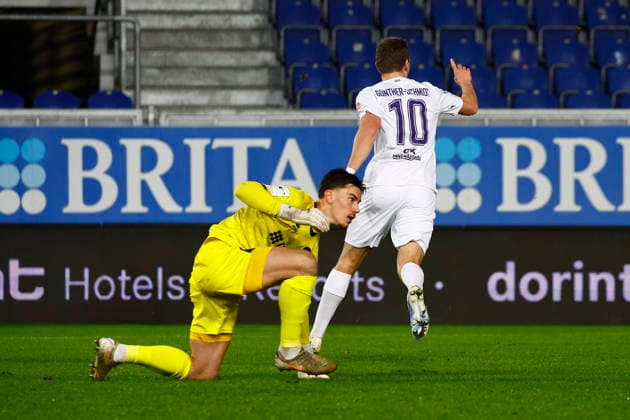 28.11.2025, xavx, Fussball 3.Liga, SV Wehen Wiesbaden - Erzgebirge Aue v.l. Julian Günther-Schmidt (FC Erzgebirge Aue) celebrate the goal, Der Torjubel zum 0:1 (DFL DFB REGULATIONS PROHIBIT ANY USE OF PHOTOGRAPHS as IMAGE SEQUENCES and or QUASI-VIDEO) Wiesbaden
