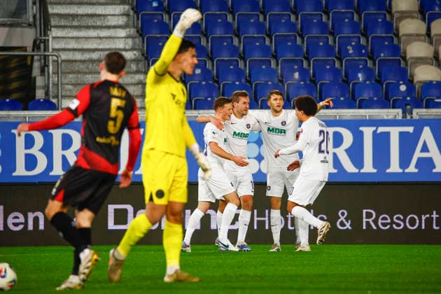 28.11.2025, xavx, Fussball 3.Liga, SV Wehen Wiesbaden - Erzgebirge Aue v.l. Julian Günther-Schmidt (FC Erzgebirge Aue) celebrate the goal, Der Torjubel zum 0:1 (DFL DFB REGULATIONS PROHIBIT ANY USE OF PHOTOGRAPHS as IMAGE SEQUENCES and or QUASI-VIDEO) Wiesbaden