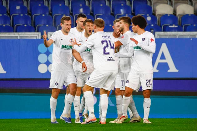 28.11.2025, xavx, Fussball 3.Liga, SV Wehen Wiesbaden - Erzgebirge Aue v.l. Julian Günther-Schmidt (FC Erzgebirge Aue) celebrate the goal, Der Torjubel zum 0:1 (DFL DFB REGULATIONS PROHIBIT ANY USE OF PHOTOGRAPHS as IMAGE SEQUENCES and or QUASI-VIDEO) Wiesbaden