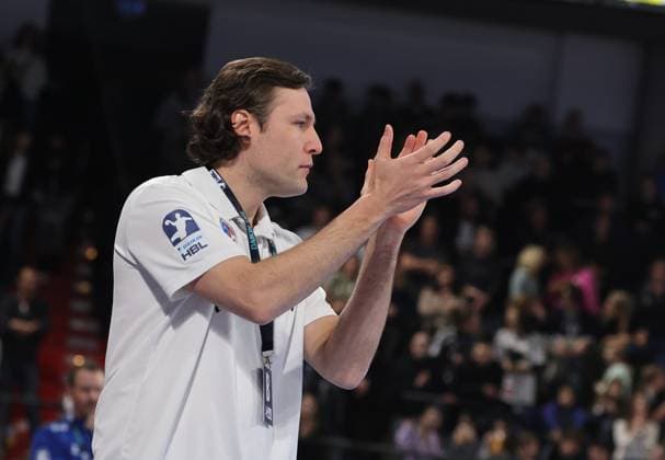 28.11.2025 - Handball - 1. Bundesliga DAIKIN HBL - Saison 2025 2026 - 14. Spieltag: HC Erlangen Metropolregion Nürnberg HCE - TVB Stuttgart - DaMa - xdaxmax - Johannes Sellin ( Trainer HC Erlangen HCE ) applaudiert klatscht in die Hände