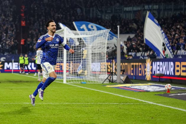Gelsenkirchen, Deutschland, 28.11.25: Kenan Karaman (FC Schalke 04) Torjubel, jubelt nach seinem Treffer zum 1:1 waehrend des Spiels der 2. Bundesliga zwischen FC Schalke 04 - SC Paderborn in der Veltins-Arena am 28. November 2025 in Gelsenkirchen, Deutschland. Gelsenkirchen Veltins-Arena Germany Copyright: xStefanxBrauer Brauer-Fotoagenturx