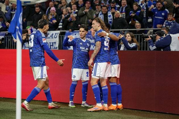 Gelsenkirchen, Deutschland, 28.11.25: Kenan Karaman (FC Schalke 04) Torjubel, jubelt mit seiner Mannschaft nach dem Treffer zum 1:1 waehrend des Spiels der 2. Bundesliga zwischen FC Schalke 04 - SC Paderborn in der Veltins-Arena am 28. November 2025 in Gelsenkirchen, Deutschland. Gelsenkirchen Veltins-Arena Germany Copyright: xStefanxBrauer Brauer-Fotoagenturx