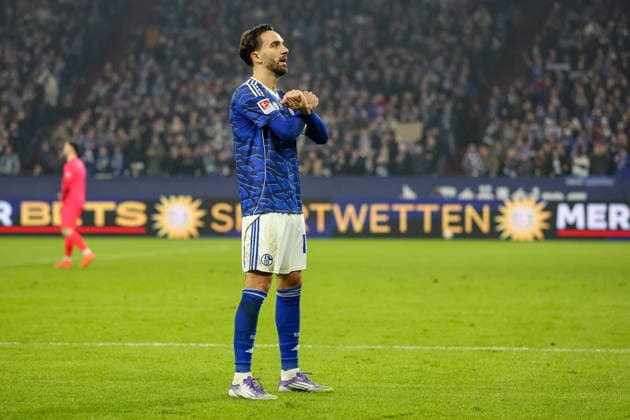 Gelsenkirchen, Deutschland, 28.11.25: Kenan Karaman (FC Schalke 04) Torjubel, jubelt nach seinem Treffer zum 1:1 waehrend des Spiels der 2. Bundesliga zwischen FC Schalke 04 - SC Paderborn in der Veltins-Arena am 28. November 2025 in Gelsenkirchen, Deutschland. Gelsenkirchen Veltins-Arena Germany Copyright: xStefanxBrauer Brauer-Fotoagenturx