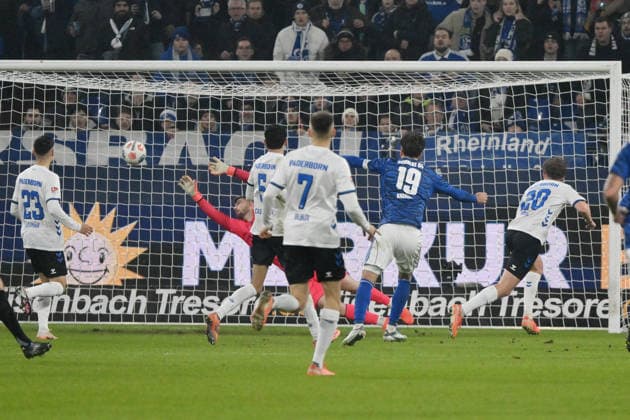 Kenan Karaman (FC Schalke 04), 2. v.re., erzielt mit diesem Schuss das Tor zum 1:1 28.11.2025, Fussball 2. Bundesliga, Saison 2025 2026, 14. Spieltag, FC Schalke 04 - SC Paderborn DFL regulations prohibit any use of photographs as image sequences and or quasi-video Gelsenkirchen Veltins Arena Nordrhein Westfalen Deutschland Team2