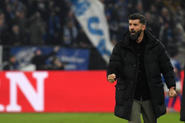 Trainer Miron Muslic (FC Schalke 04) Jubel, jubelt waehrend des Spiels der 2. Bundesliga zwischen FC Schalke 04 und SC Paderborn 07, Veltins-Arena am 28. November 2025 in Gelsenkirchen, Deutschland. (Foto von Ralf Treese DeFodi Images) +++ Trainer Miron Muslic (FC Schalke 04) celebrates, celebrating during the 2. Bundesliga match between FC Schalke 04 and SC Paderborn 07 at Veltins-Arena on November 28, 2025 in Gelsenkirchen, Germany. (Photo by Ralf Treese DeFodi Images) (Photo by Ralf Treese DeFodi Images)