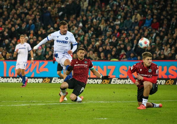 Deutschland: Fussball 2.Bundesliga 2025 26, 14. Spieltag - Hannover 96 vs Karlsruher SC - Heinz von Heiden Arena Stadion (Hannover): Fabian Schleusener (Karlsruher SC, 24) Enzo Leopold (Hannover 96, 8) Maik Nawrocki (Hannover 96, 6) Hannover