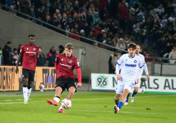 Deutschland: Fussball 2.Bundesliga 2025 26, 14. Spieltag - Hannover 96 vs Karlsruher SC - Heinz von Heiden Arena Stadion (Hannover): Maik Nawrocki (Hannover 96, 6) Hannover