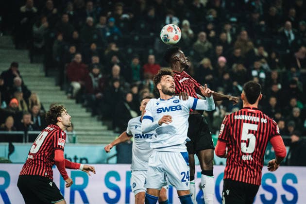 2. Bundesliga: Hannover 96 vs. Karlsruher SC, 28.11.2025 Fabian Schleusener (Karlsruher SC, 24) gegen MUSTAPHA BUNDU (7, Hannover 96) ; Fußball, 2. Bundesliga, 14. Spieltag: Hannover 96 vs. Karlsruher SC am 28.11.2025 in der Heinz von Heiden Arena, Hannover DFL REGULATIONS PROHIBIT ANY USE OF PHOTOGRAPHS AS IMAGE SEQUENCES AND OR QUASI-VIDEO. Copyright: xBEAUTIFULxSPORTS Tonhäuserx