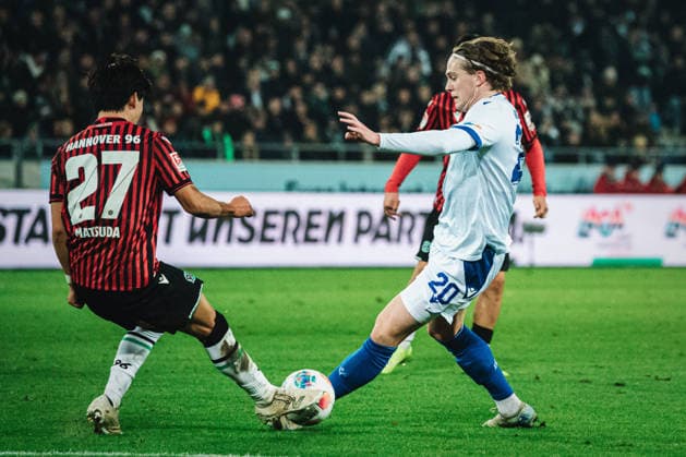 2. Bundesliga: Hannover 96 vs. Karlsruher SC, 28.11.2025 Hayate Matsuda (Hannover 96, 27) gegen David Herold (Karlsruher SC, 20) ; Fußball, 2. Bundesliga, 14. Spieltag: Hannover 96 vs. Karlsruher SC am 28.11.2025 in der Heinz von Heiden Arena, Hannover DFL REGULATIONS PROHIBIT ANY USE OF PHOTOGRAPHS AS IMAGE SEQUENCES AND OR QUASI-VIDEO. Copyright: xBEAUTIFULxSPORTS Tonhäuserx