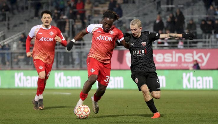 28.11.2025, xfsx, Herren, Fussball, Saison 2025 2026, Regionalliga Bayern, 20. Spieltag: FC Wuerzburger Kickers - TSV Buchbach v.li.: Dion Berisha (FC Wuerzburger Kickers), Eliot Muteba (FC Wuerzburger Kickers), Sascha Hingerl (TSV Buchbach) Wuerzburg AKON ARENA Bayern Deutschland