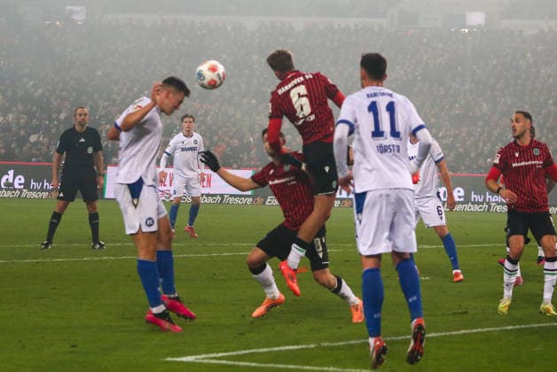Deutschland: Fussball 2.Bundesliga 2025 26, 14. Spieltag - Hannover 96 vs Karlsruher SC - Heinz von Heiden Arena Stadion (Hannover): Maik Nawrocki (Hannover 96, 6) Marcel Beifus (Karlsruher SC, 4) Hannover Copyright: xAymanxAlahmedx