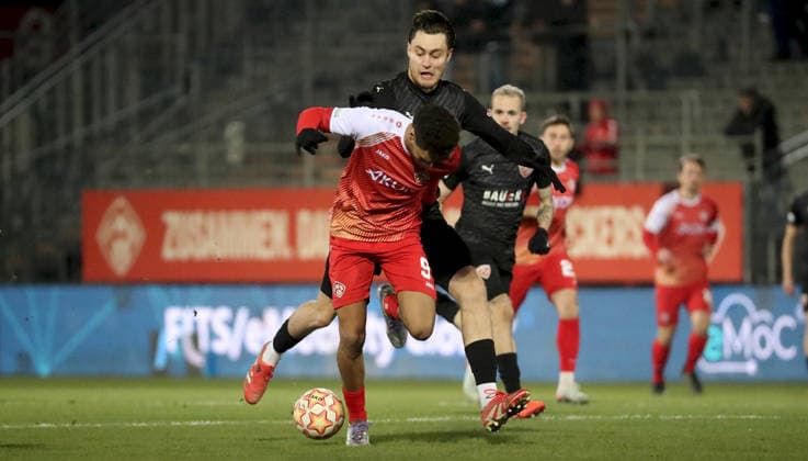 28.11.2025, xfsx, Herren, Fussball, Saison 2025 2026, Regionalliga Bayern, 20. Spieltag: FC Wuerzburger Kickers - TSV Buchbach v.li.: Jermain Nischalke (FC Wuerzburger Kickers), Rocco Tavra (TSV Buchbach) Wuerzburg AKON ARENA Bayern Deutschland