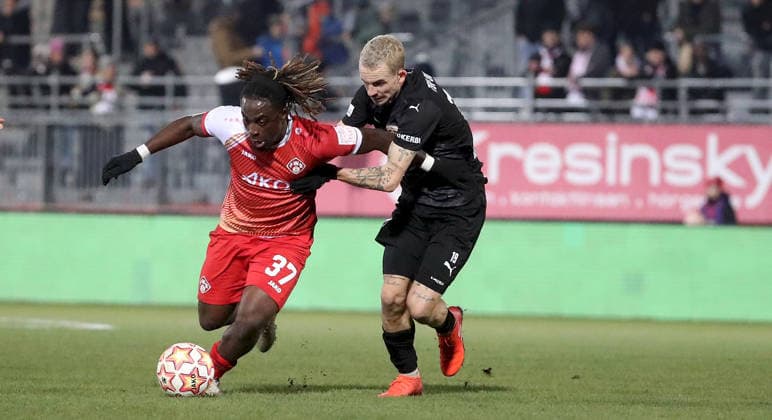 28.11.2025, xfsx, Herren, Fussball, Saison 2025 2026, Regionalliga Bayern, 20. Spieltag: FC Wuerzburger Kickers - TSV Buchbach v.li.: Eliot Muteba (FC Wuerzburger Kickers), Sascha Hingerl (TSV Buchbach) Wuerzburg AKON ARENA Bayern Deutschland
