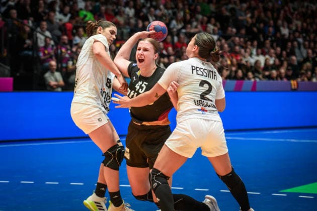 Jolina Huhnstock (Deutschland, 45) zwischen Camila Bianco Castiella (Uruguay, 08) und Julieta Pessina Portos (Uruguay, 02) GER, Uruguay - Deutschland, Handball Weltmeisterschaft, Vorrunde, Gruppe C, 28.11.2025 GER, Uruguay - Deutschland, Handball Weltmeisterschaft, Vorrunde, Gruppe C, 28.11.2025 Stuttgart Copyright: xSandyxDinkelackerx EP_SDR