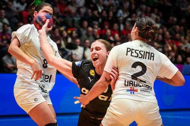 Jolina Huhnstock (Deutschland, 45) setzt sich durch gegen Camila Bianco Castiella (Uruguay, 08) und Julieta Pessina Portos (Uruguay, 02) GER, Uruguay - Deutschland, Handball Weltmeisterschaft, Vorrunde, Gruppe C, 28.11.2025 GER, Uruguay - Deutschland, Handball Weltmeisterschaft, Vorrunde, Gruppe C, 28.11.2025 Stuttgart Copyright: xSandyxDinkelackerx EP_SDR