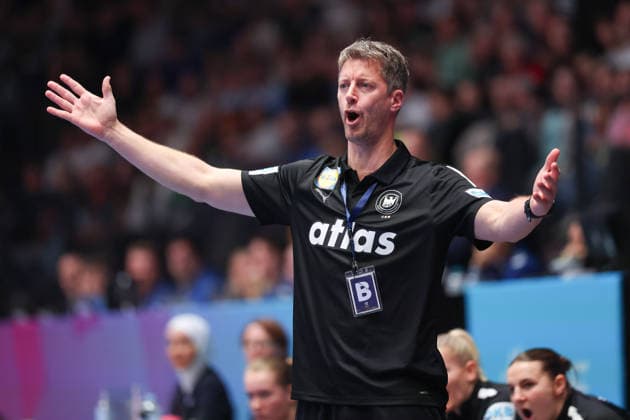Uruguay - Deutschland, IHF Handball-WM der Frauen Bundestrainer Markus Gaugisch. Vorrundenspiel der Handball-WM der Frauen zwischen Uruguay und Deutschland am 28. November 2025 in der Porsche-Arena in Stuttgart., Stuttgart Baden-Württemberg Deutschland Porsche-Arena