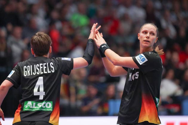 Uruguay - Deutschland, IHF Handball-WM der Frauen Alina Grijseels (Deutschland, 4) und Xenia Smits (Deutschland, 11) klatschen miteinander ab. Vorrundenspiel der Handball-WM der Frauen zwischen Uruguay und Deutschland am 28. November 2025 in der Porsche-Arena in Stuttgart., Stuttgart Baden-Württemberg Deutschland Porsche-Arena