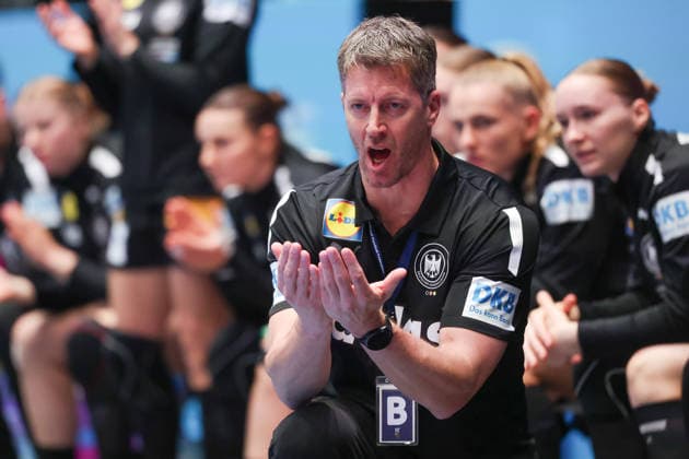 Uruguay - Deutschland, IHF Handball-WM der Frauen Bundestrainer Markus Gaugisch. Vorrundenspiel der Handball-WM der Frauen zwischen Uruguay und Deutschland am 28. November 2025 in der Porsche-Arena in Stuttgart., Stuttgart Baden-Württemberg Deutschland Porsche-Arena