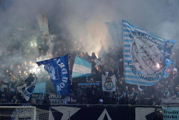 CFC vs BFC Dynamo 28.11.2025, Chemnitz, eins Stadion- An der Gellertstrasse, Fussball, Regionalliga Nordost, Saison 2025 2026, 17. Spieltag, CFC, CFC vs BFC Dynamo Pyrotechnik in der Chemnitzer Südkurve Chemnitz Sachsen BRD