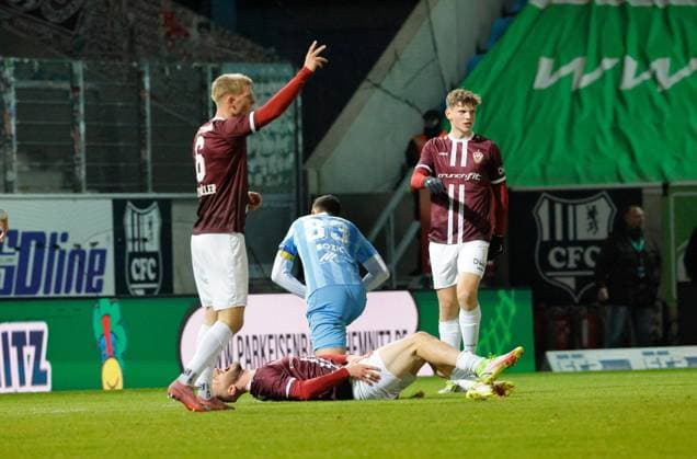 CFC vs BFC Dynamo 28.11.2025, Chemnitz, eins Stadion- An der Gellertstrasse, Fussball, Regionalliga Nordost, Saison 2025 2026, 17. Spieltag, CFC, CFC vs BFC Dynamo Tobias Gunte verletzt Chemnitz Sachsen BRD