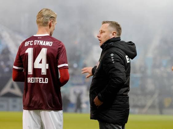 CFC vs BFC Dynamo 28.11.2025, Chemnitz, eins Stadion- An der Gellertstrasse, Fussball, Regionalliga Nordost, Saison 2025 2026, 17. Spieltag, CFC, CFC vs BFC Dynamo vlnr: Joey Breitfeld und Trainer Dennis Kutrieb Chemnitz Sachsen BRD