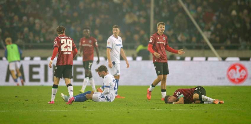 Foto : Not gegen Elend , Enzo Leopold (H 96) kommt zu Fall gegen Fabian Schleusener (KSC , links) Fussball 2. Liga , 14. Spieltag am Fr. 28.11.2025 Hannover 96 - Karlsruher SC