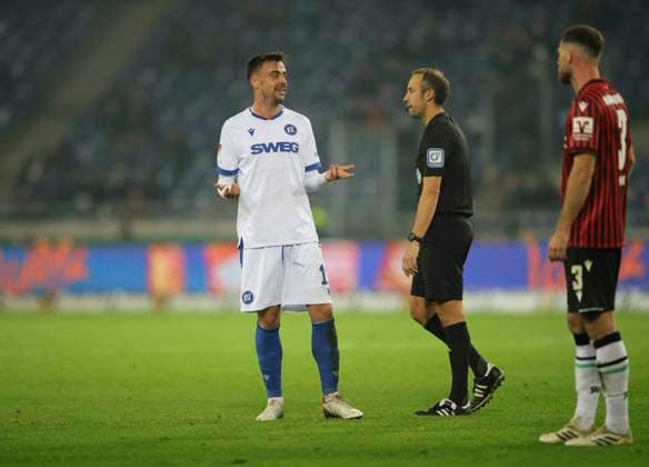 Foto : Philipp Förster (KSC) hat Stress mit Schiri Patrick ALT Fussball 2. Liga , 14. Spieltag am Fr. 28.11.2025 Hannover 96 - Karlsruher SC