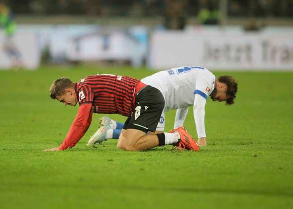 Foto : Maik Nawrocki (H 96) kommt zu Fall gegen Fabian Schleusener (KSC) Fussball 2. Liga , 14. Spieltag am Fr. 28.11.2025 Hannover 96 - Karlsruher SC