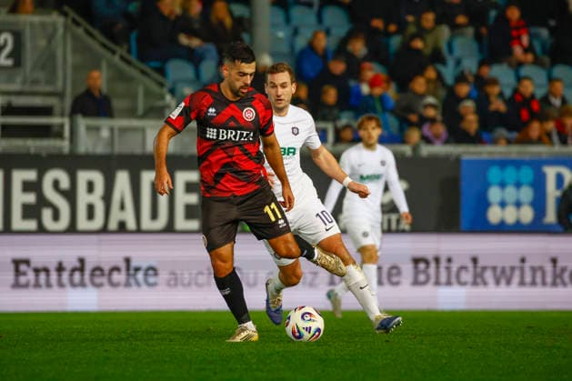 28.11.2025, xavx, Fussball 3.Liga, SV Wehen Wiesbaden - Erzgebirge Aue v.l. Tarik Gözüsirin (SV Wehen Wiesbaden), Julian Günther-Schmidt (FC Erzgebirge Aue) (DFL DFB REGULATIONS PROHIBIT ANY USE OF PHOTOGRAPHS as IMAGE SEQUENCES and or QUASI-VIDEO) Wiesbaden