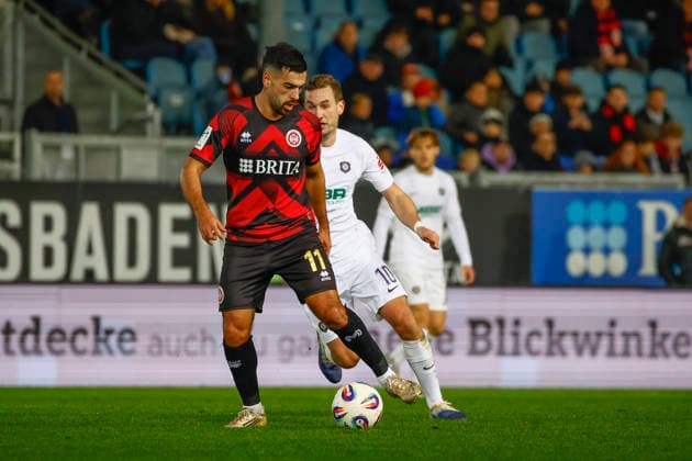 28.11.2025, xavx, Fussball 3.Liga, SV Wehen Wiesbaden - Erzgebirge Aue v.l. Tarik Gözüsirin (SV Wehen Wiesbaden), Julian Günther-Schmidt (FC Erzgebirge Aue) (DFL DFB REGULATIONS PROHIBIT ANY USE OF PHOTOGRAPHS as IMAGE SEQUENCES and or QUASI-VIDEO) Wiesbaden