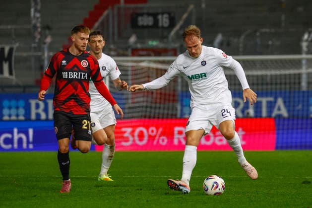 28.11.2025, xavx, Fussball 3.Liga, SV Wehen Wiesbaden - Erzgebirge Aue v.l. Ole Wohlers (SV Wehen Wiesbaden), Jannic Ehlers (FC Erzgebirge Aue) (DFL DFB REGULATIONS PROHIBIT ANY USE OF PHOTOGRAPHS as IMAGE SEQUENCES and or QUASI-VIDEO) Wiesbaden