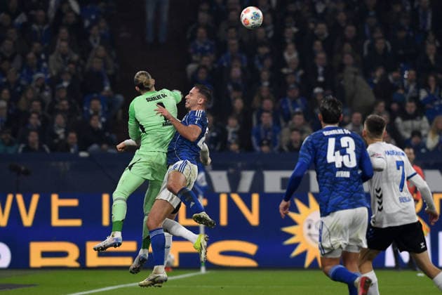 Torwart Loris Karius (FC Schalke 04) und Nikola Katic (FC Schalke 04) im Zweikampf waehrend des Spiels der 2. Bundesliga zwischen FC Schalke 04 und SC Paderborn 07, Veltins-Arena am 28. November 2025 in Gelsenkirchen, Deutschland. (Foto von Ralf Treese DeFodi Images) +++ Torwart Loris Karius (FC Schalke 04) und Nikola Katic (FC Schalke 04) battle for the ball during the 2. Bundesliga match between FC Schalke 04 and SC Paderborn 07 at Veltins-Arena on November 28, 2025 in Gelsenkirchen, Germany. (Photo by Ralf Treese DeFodi Images) (Photo by Ralf Treese DeFodi Images)